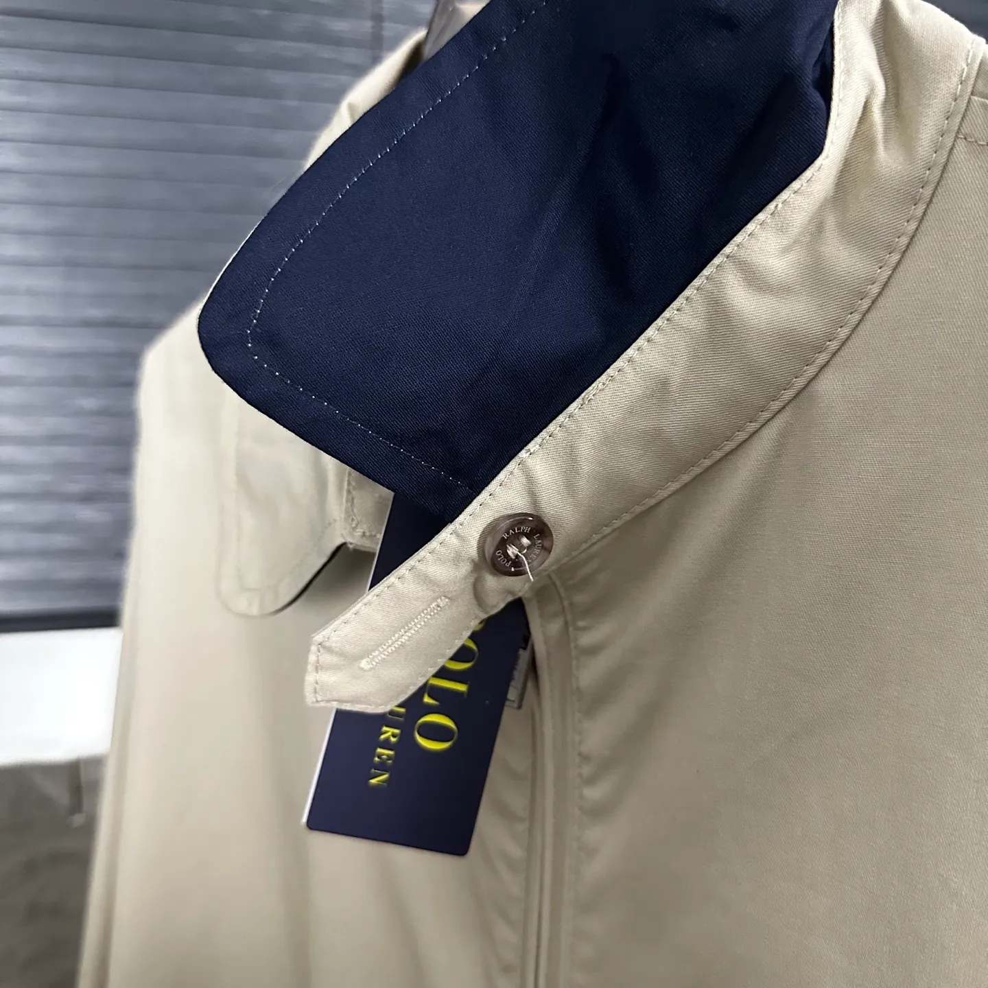 P270 Ralph Lauren/Ralph Lauren classic unisex veteran zipper jacket style number: DJ1897 Recommended by many fashion bloggers, the Harrington jacket's lapel zipper windproof design perfectly blends casual style with street trend elements, making it very suitable for neutral wear. The fabric texture of the jacket is excellent and comfortable to wear. It is a very versatile and trendy jacket. Original development, 100% pure cotton fabric, exquisite embroidery, evergreen style for all seasons, feel free to buy it, retro will never go out of style!  Color: Khaki Navy Black Size: M-XXL M L